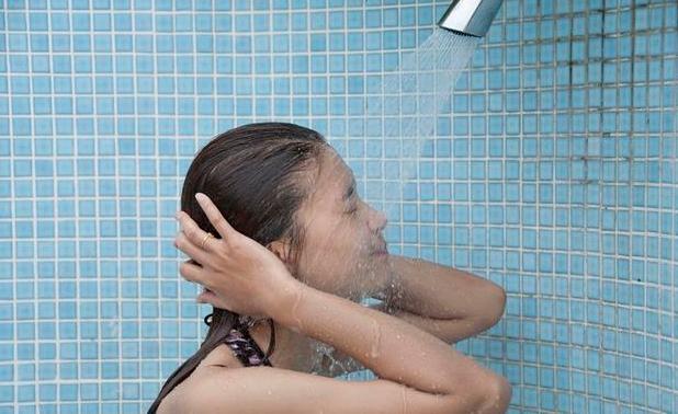 女性洗澡的时候，选择站着尿尿，尽管舒服了，但也会带来这些伤害