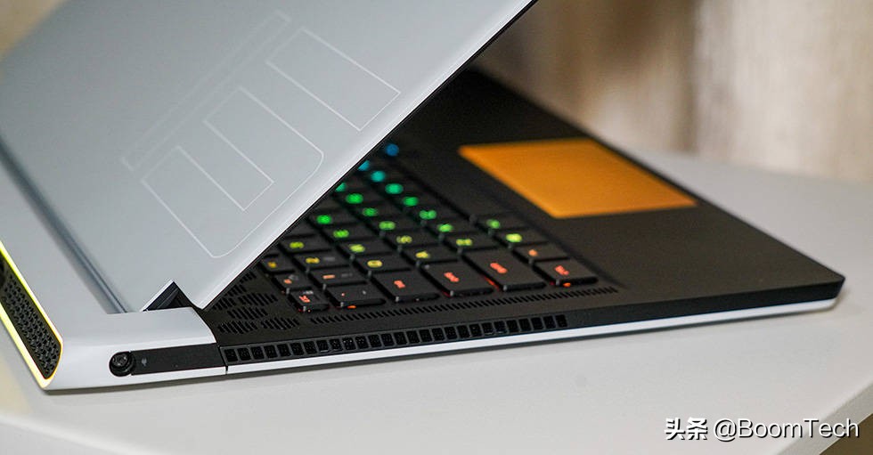 将4只风扇塞入厚度仅有16mm的纤薄游戏本内聊聊Alienwarex15R1