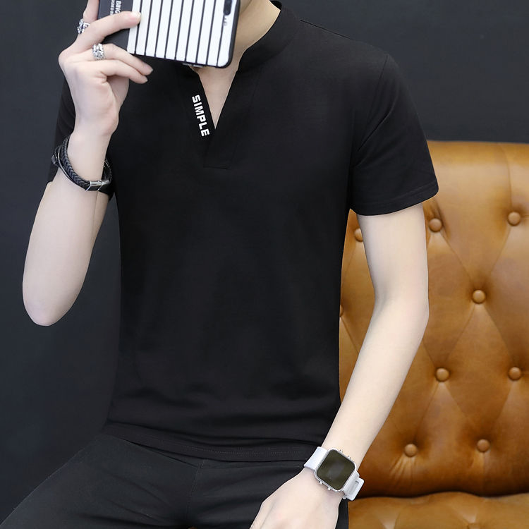 奔六的男人，夏天别穿圆领衫！试试这几款“三伏天装”，特显嫩