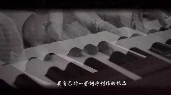 母子情深就毫不避讳？19岁恩利与伊能静现身机场，紧牵双手似姐弟