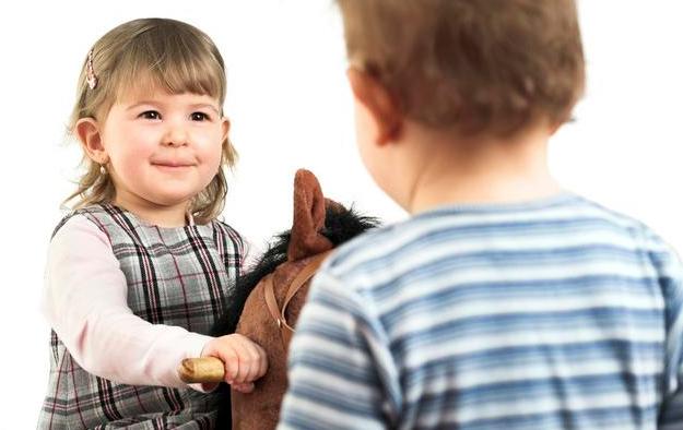 孩子怕生怎么办？父母找准原因后，善用脱敏法帮娃改正