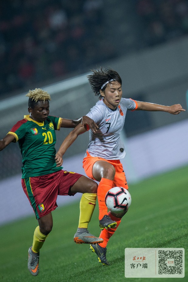 王珊珊梅开二度王霜助攻中国女足,王霜上演个人女足英超首秀