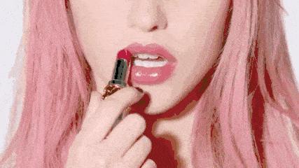 戚薇推荐的红色口红,最近戚薇晒出一款小金条口红