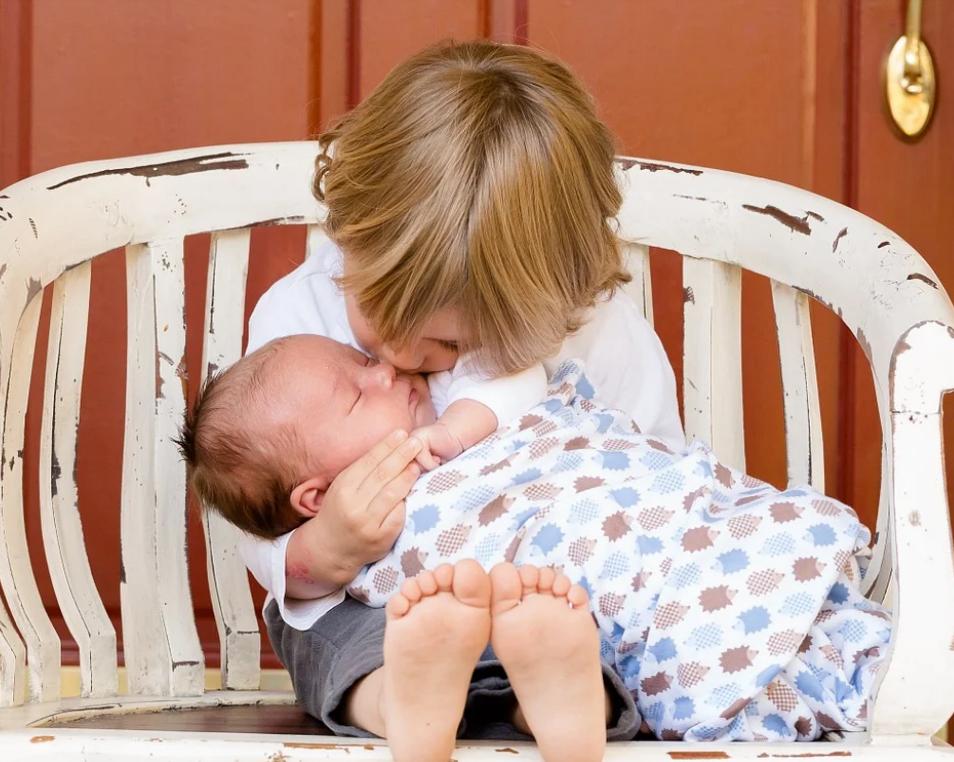 美国妈妈亲吻宝宝的危害新闻,美国妈妈亲婴儿嘴巴