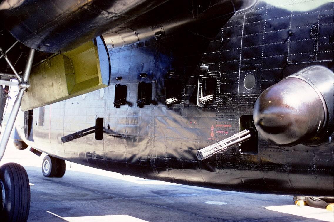 美军105mw火炮,美军飞机配备105毫米榴弹炮