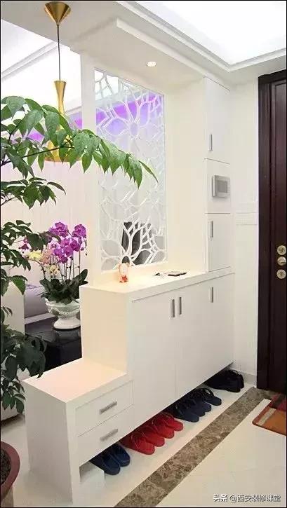 进门鞋柜设计右侧是餐厅隔断,红木鞋柜屏风隔断一体效果图