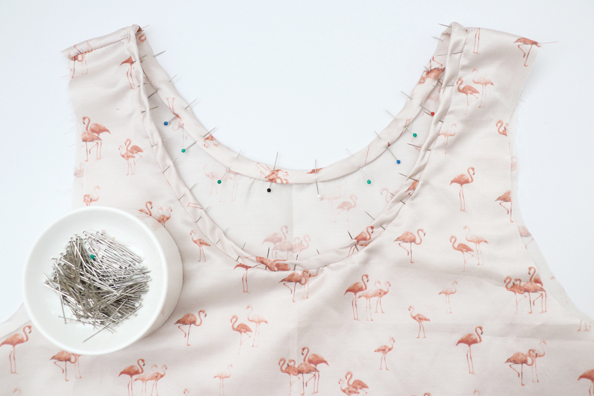 领口和领子的缝合方法,v领领口中间有三针平针缝合方法