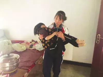 独腿踢球的神奇小子,励志独腿小伙踢足球用坏46副拐杖