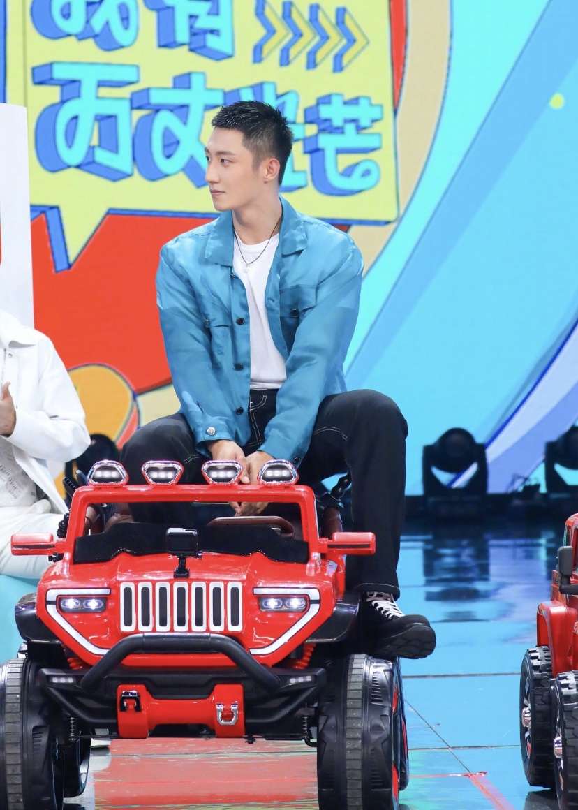 黄景瑜橙色牛仔外套,黄景瑜帅气运动装