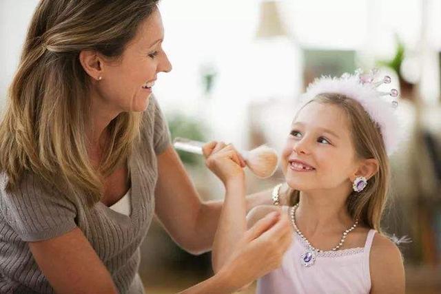 戚薇给孩子喝的水多少钱,戚薇给女儿冲奶粉的水