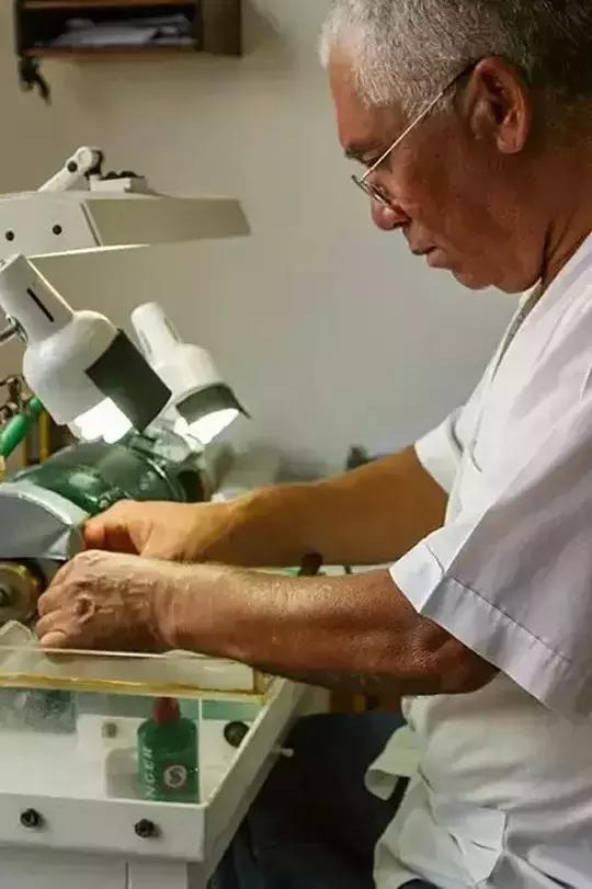 巴西奶奶绿这么贵是有道理的，开采太难了！都是高科技