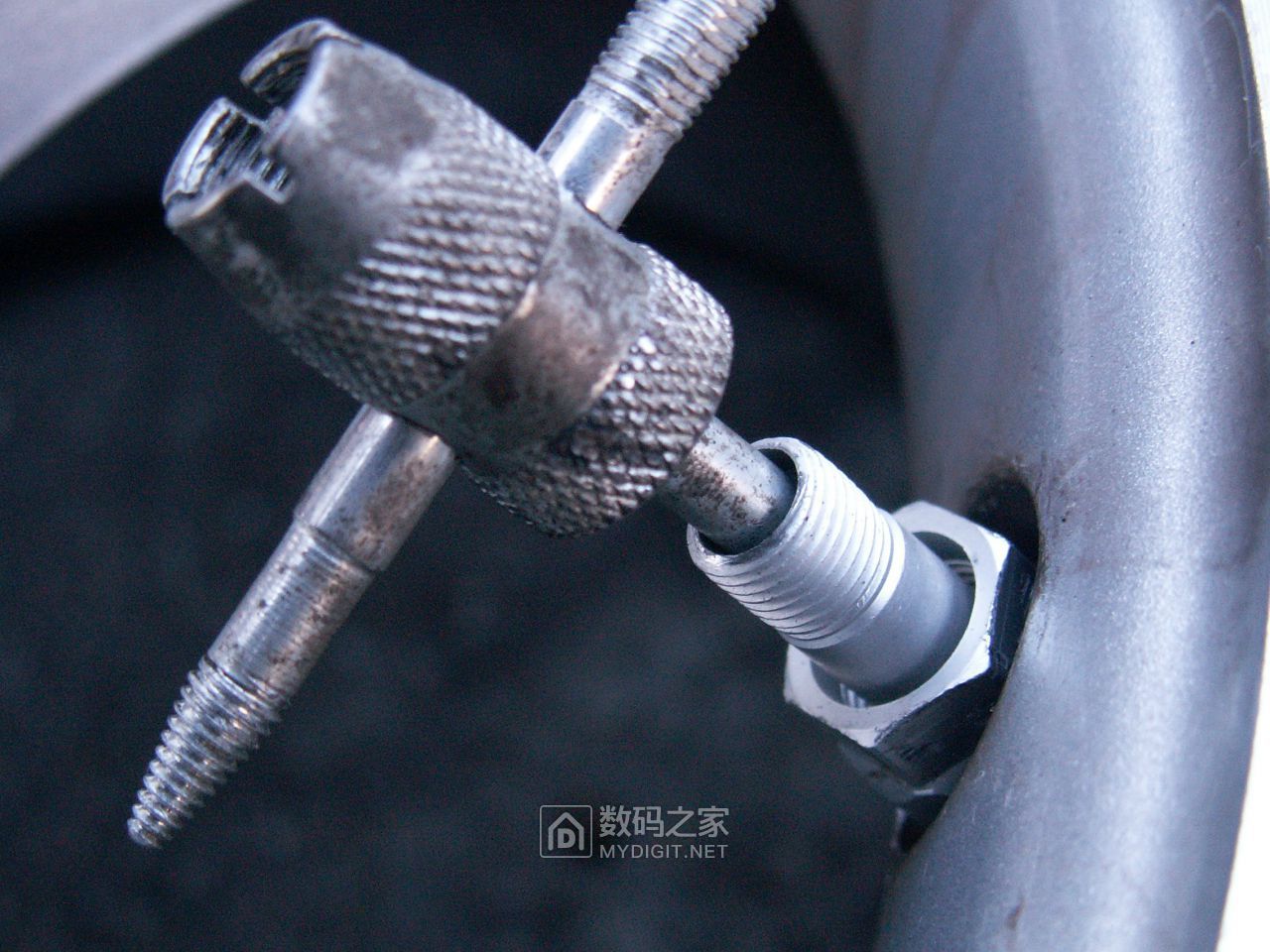 无需匹配的轮胎传感器怎么装,带胎压传感器的轮胎更换教程