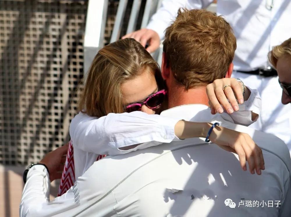 摩纳哥王妃终于精心打扮,摩纳哥最美王妃穿衣搭配