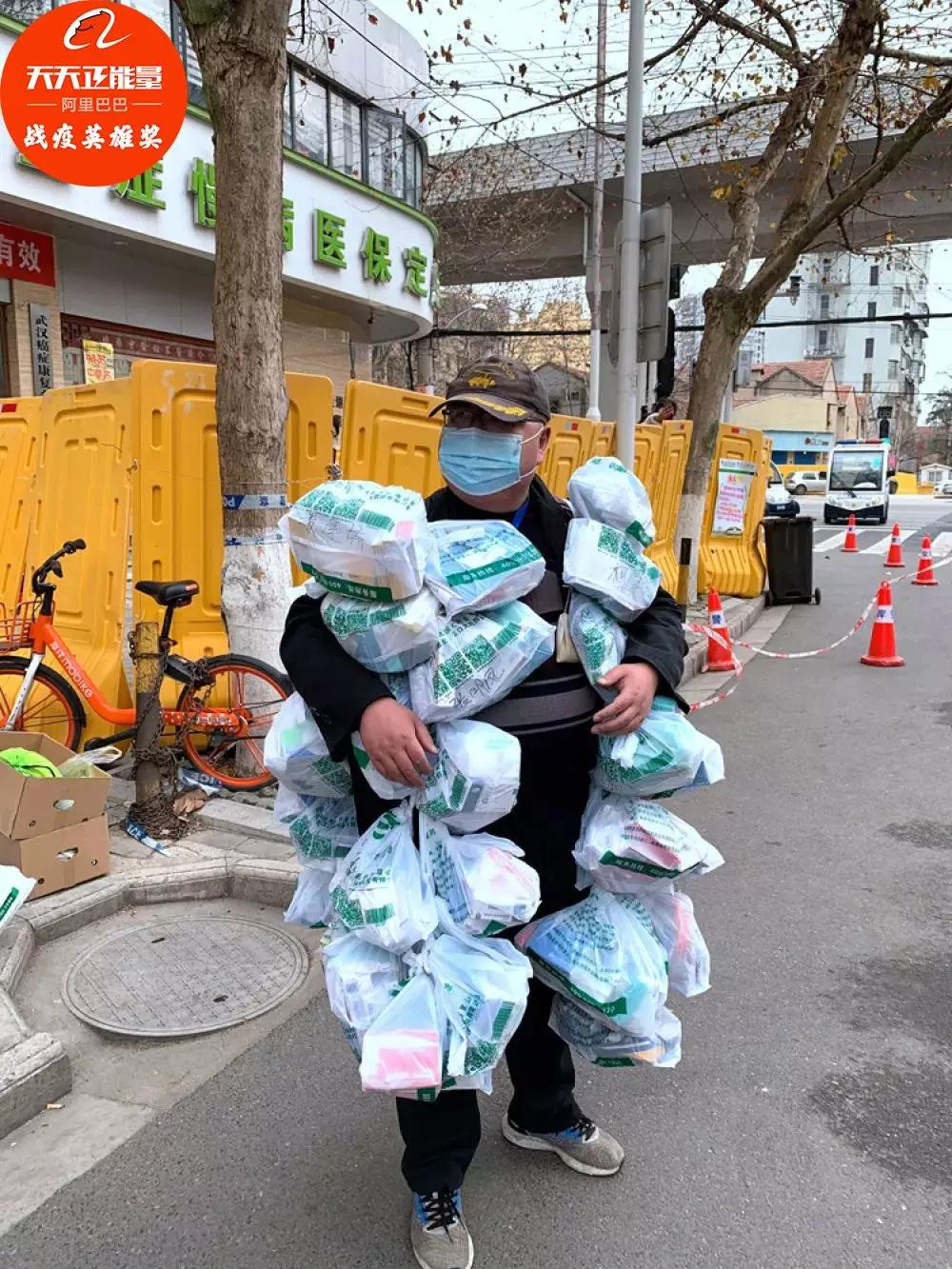 为4700人买菜，一直眉头紧锁的他，听到一句“谢谢”，忍不住哭了