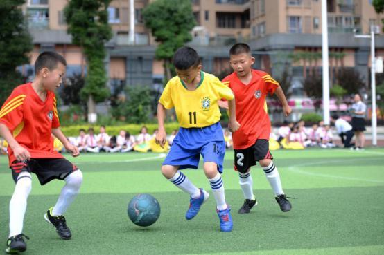 最新的青少年足球特色学校,花果园第一小学足球校队