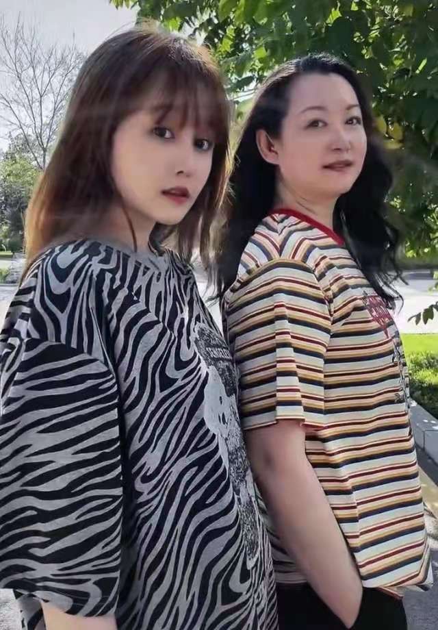 63岁赵本山老态明显，满头白发眼袋浮肿，妻女都劝其整容割眼袋？