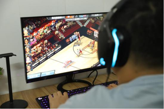 罗技6930电竞耳机,罗技g系列打游戏鼠标哪个好用