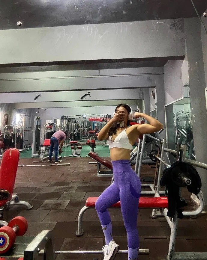 河南腹肌女神在线秀翘臀，性感指数100%，网友：我想拥有！