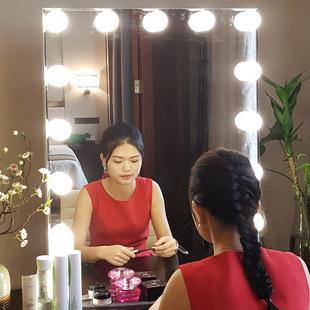 化完妆屋里看着跟外边看着不一样,在屋里化完妆一到外面就起皮卡粉