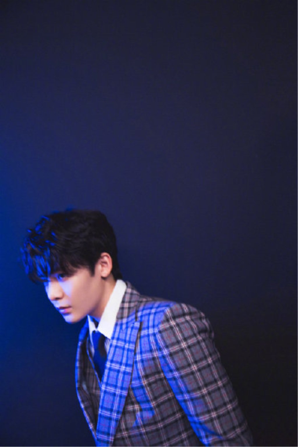 侯明昊撞色私服穿搭图文,吴磊侯明昊复古摩登大片