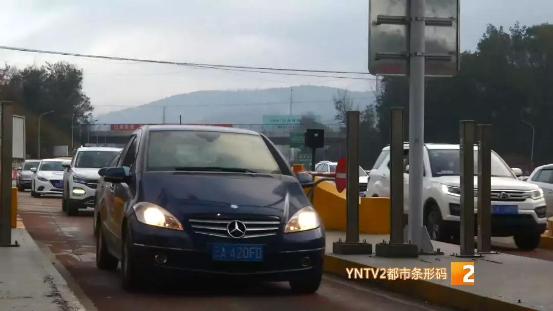 堵车堵在昆明北京路上视频,堵高速堵了一晚上