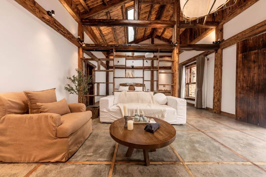 神仙眷侣辞掉高薪工作，爆改废弃山谷，造无边恒温泡池，全景树屋