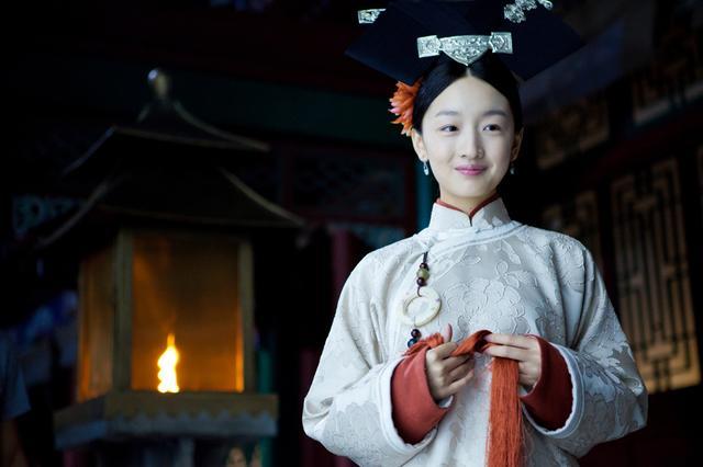 周冬雨：出道即巅峰，成最年轻双料影后，背后却离不开这两个男人