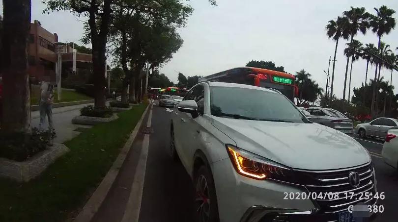 去情侣路海边玩沙要注意，珠海已有近千名司机被罚款扣分！