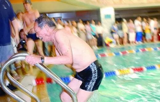 钟南山83岁健身教授,钟南山69岁打篮球