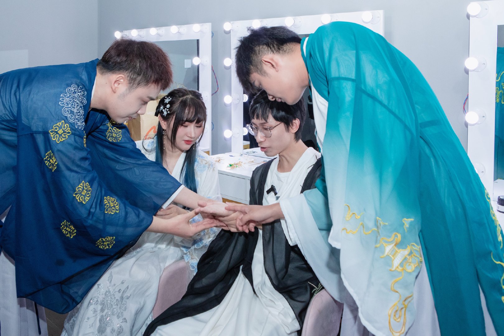 梦泪直播看ag比赛看见兮兮在现场,梦泪与兮兮的婚礼ag成员合照