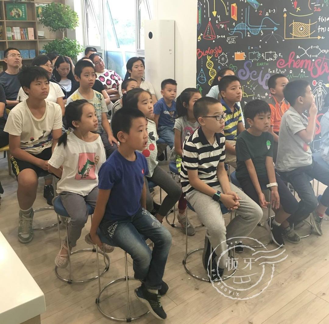 一群博士硕士，动不动“鬼混”到半夜，却干成了件人人称赞的事