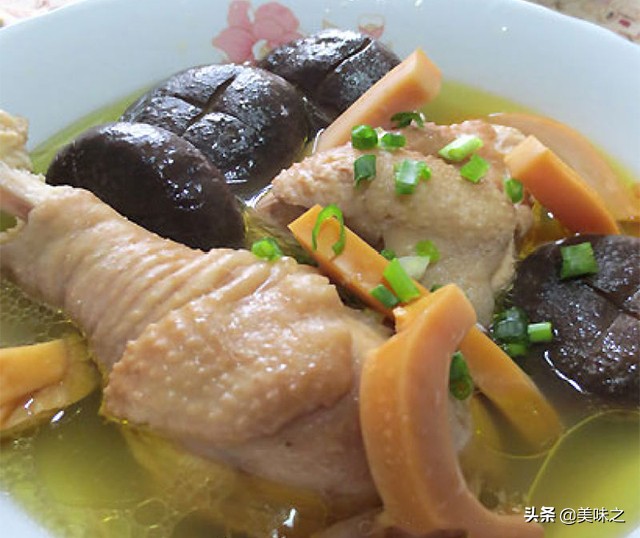 墨鱼能和当归党参黄芪一起炖汤吗,墨鱼汤配什么炖汤