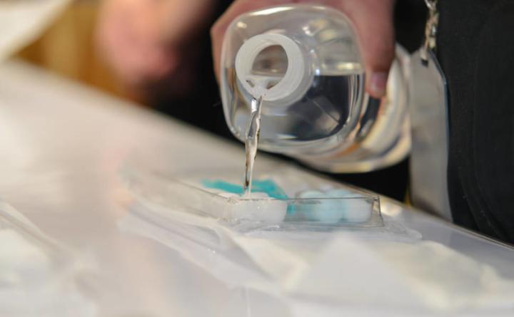 狗嘴有味有白沫是怎么回事,给狗洗澡后为何有腥味