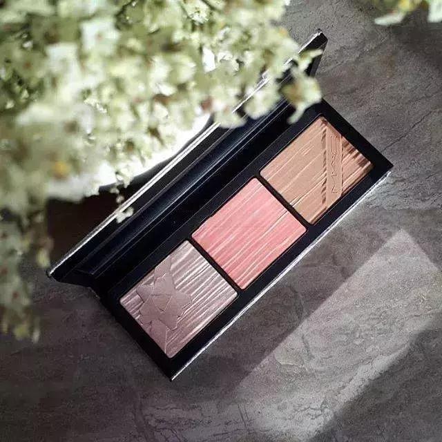 burberry圣诞限定彩盘,如果只买一个护肤品买什么