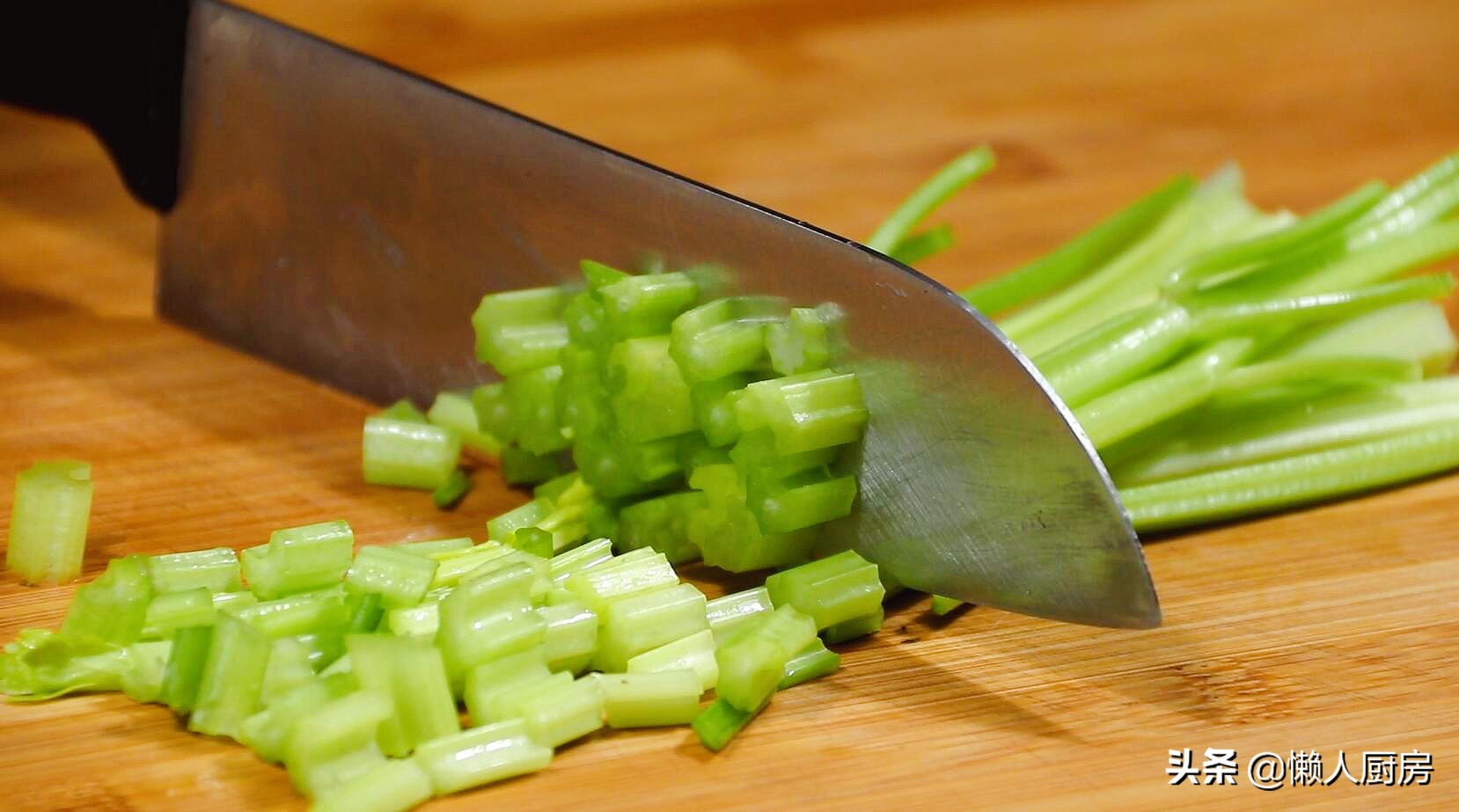 用炸鸡裹粉做脆皮炸鸡的方法,怎么做炸鸡让人吃了还想吃