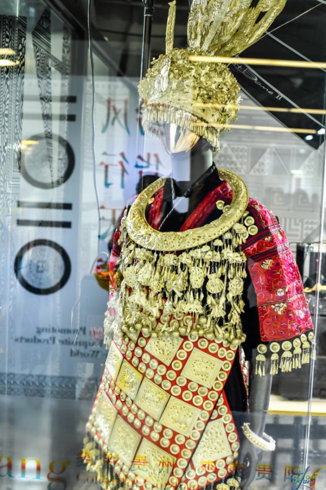 多彩进博会：老干妈走上时装周、苗绣碰撞爱马仕、贵银遇见…