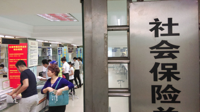 到另一个省工作社保应该怎么弄,异地社保没转移的话是不是白交了