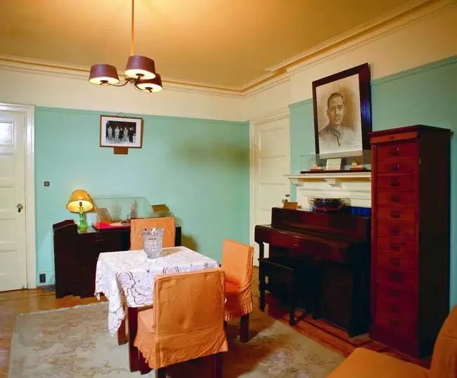 宋庆龄去世前留下遗嘱,不与孙中山合葬,陪保姆一起葬在父母身边