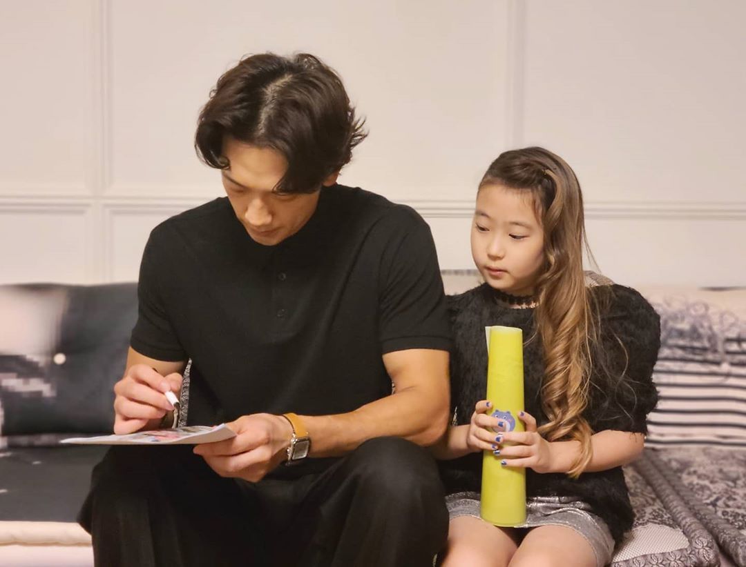 金泰熙的女儿rain,金泰熙女儿近期照片