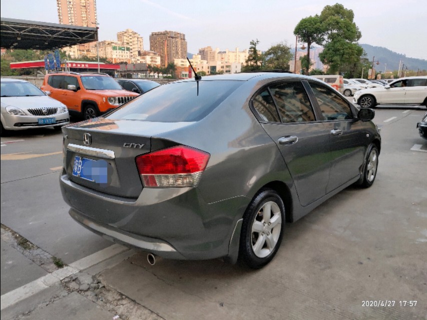 锋范2009款1.8自动挡大不大,2010本田锋范1.8自动挡怎么样