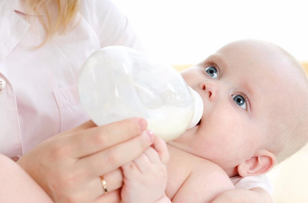 宝宝吃母乳饿得快是何原因,宝宝喝奶过急之后会胀气