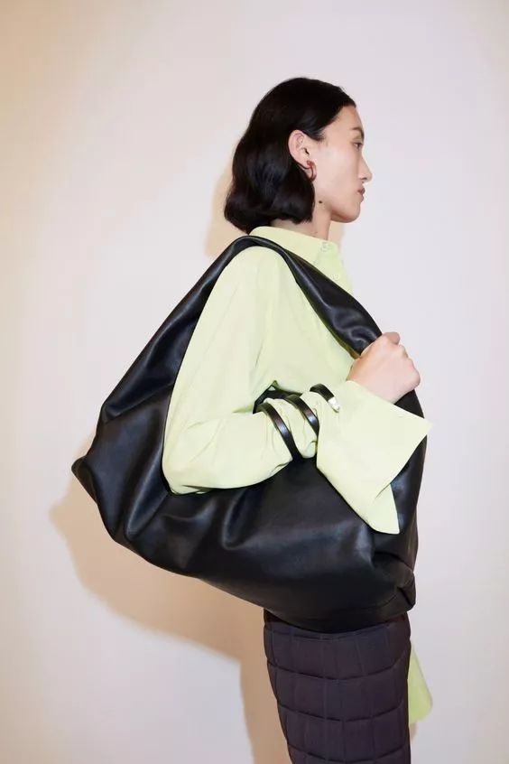 今年流行什么款式的女士大包 (今年流行的超级大包)