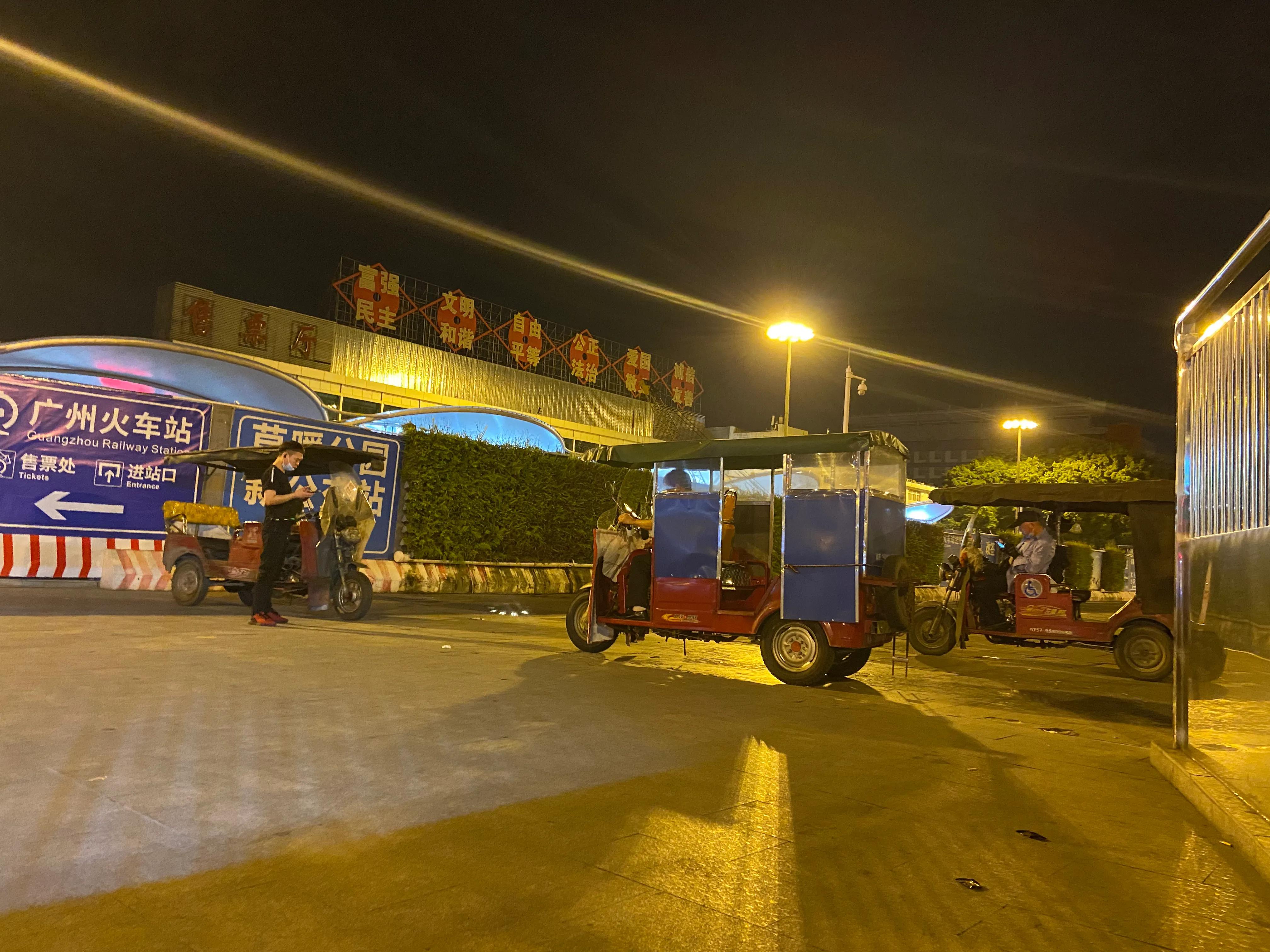 记录深夜广州火车站,广州火车站夜晚生活