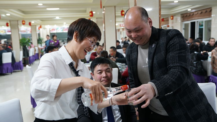 雷帝国际彩砂施工视频,雷帝国际瓷砖辅料