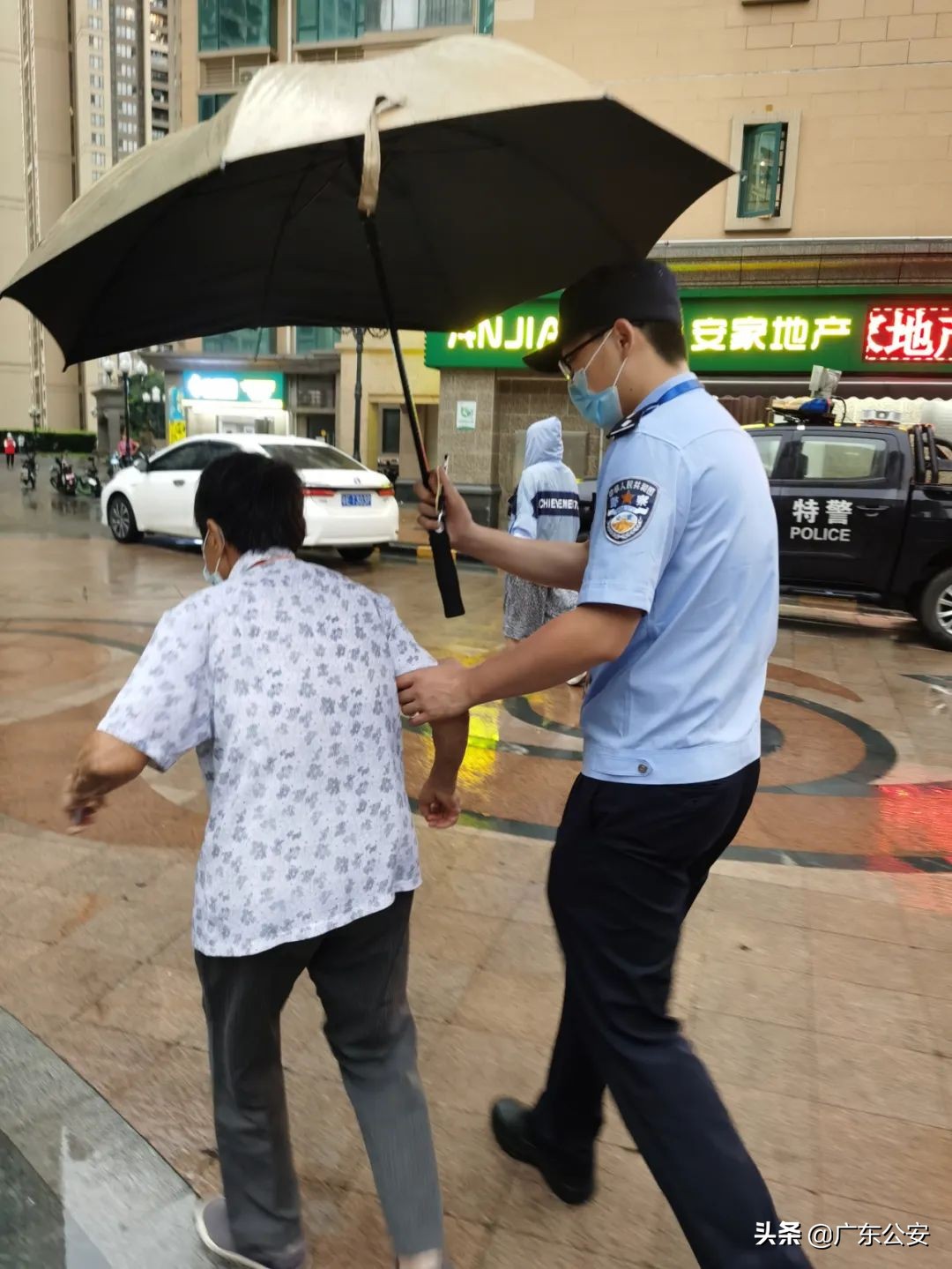 抗疫一线工作者冒着大雪坚守一线,致敬高温下的抗疫战