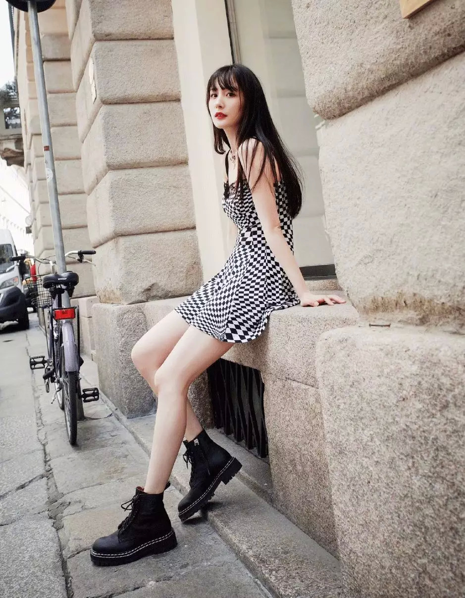 一点也不热,酷妹的马丁靴里都有空调