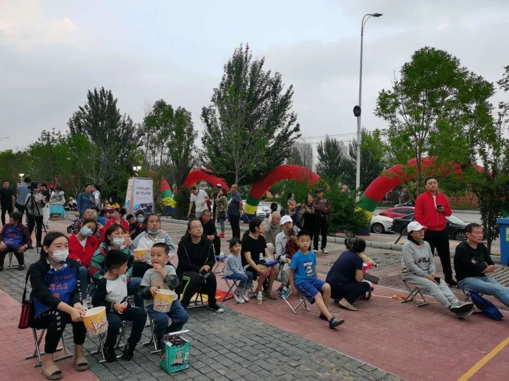 新湖社区携五矿地产营口公司营销部、五矿物业营口公司开展“五矿‘铂海之夜’露天电影节