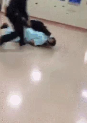 这个医生给患者加号被“报警”,想把患者看完,却被“强制带走”