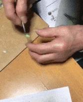 暖哭!90岁奶奶用废报纸作画,震撼数万网友:我缺的是纸吗?是手