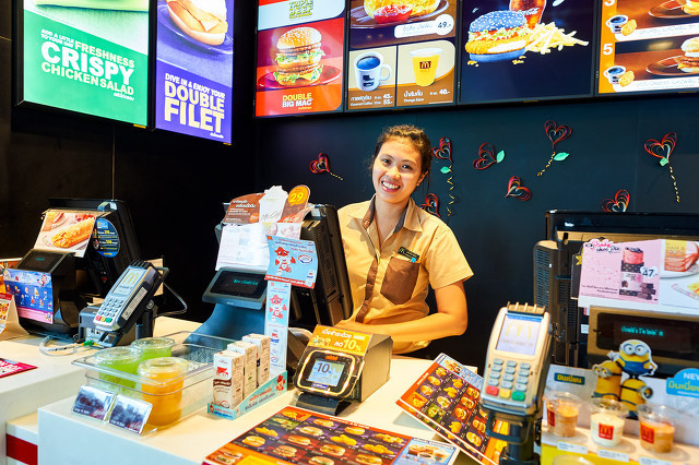 在公鸡身体里吃肯德基、小狗尾巴里吃热狗，奇葩星球餐厅什么样